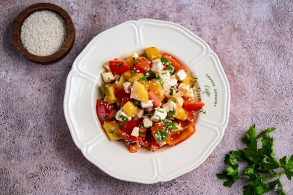 Салат с сыром, ананасом и помидорами Салат с сыром, ананасом и помидорами