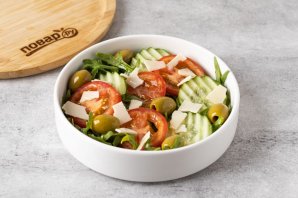 Салат с сыром и оливками Салат с сыром и оливками