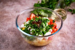 Салат с сыром, ананасом и помидорами Салат с сыром, ананасом и помидорами