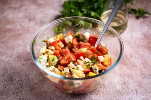 Салат с сыром, ананасом и помидорами Салат с сыром, ананасом и помидорами