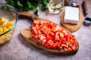 Салат с сыром, ананасом и помидорами Салат с сыром, ананасом и помидорами
