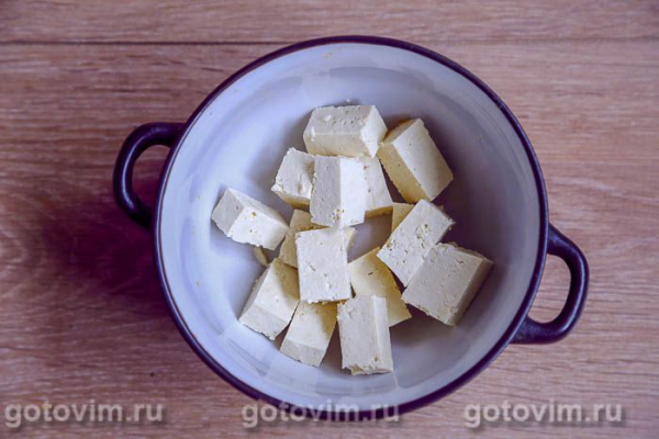 Салат с жареным тофу, оливками и помидорами черри Салат с жареным тофу, оливками и помидорами черри