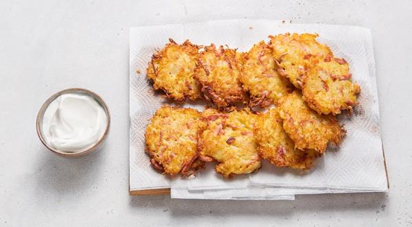 Домашние драники с колбасой и сыром, пошаговый рецепт с фото на 410 ккал Домашние драники с колбасой и сыром, пошаговый рецепт с фото на 410 ккал