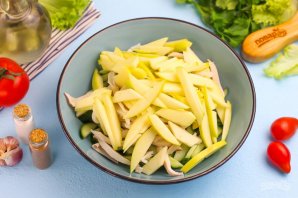 Салат с кальмаром, огурцом и яблоком