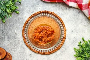 Салат с курицей, омлетом и корейской морковью Салат с курицей, омлетом и корейской морковью