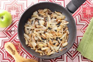 Печень с луком и яблоками Печень с луком и яблоками