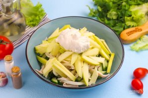 Салат с кальмаром, огурцом и яблоком