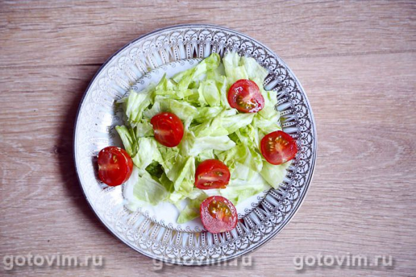 Салат с жареным тофу, оливками и помидорами черри Салат с жареным тофу, оливками и помидорами черри