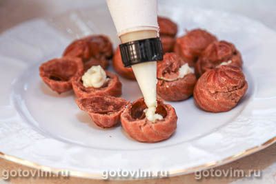 Шоколадные профитроли с масляным кремом с маскарпоне Шоколадные профитроли с масляным кремом с маскарпоне