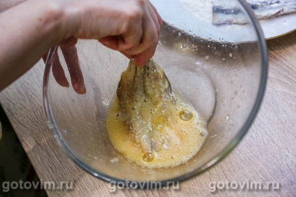 Филе салаки в яйце и муке, жаренное в мультиварке