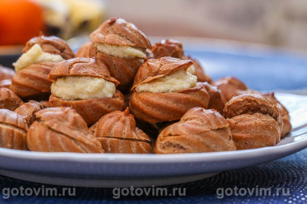 Шоколадные профитроли с масляным кремом с маскарпоне Шоколадные профитроли с масляным кремом с маскарпоне