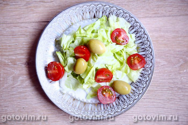 Салат с жареным тофу, оливками и помидорами черри Салат с жареным тофу, оливками и помидорами черри