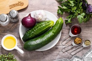 Салат из огурцов и зелени Салат из огурцов и зелени