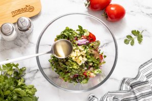 Салат с помидорами и кинзой Салат с помидорами и кинзой
