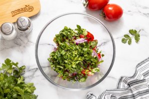 Салат с помидорами и кинзой Салат с помидорами и кинзой
