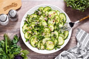 Салат из огурцов и зелени Салат из огурцов и зелени