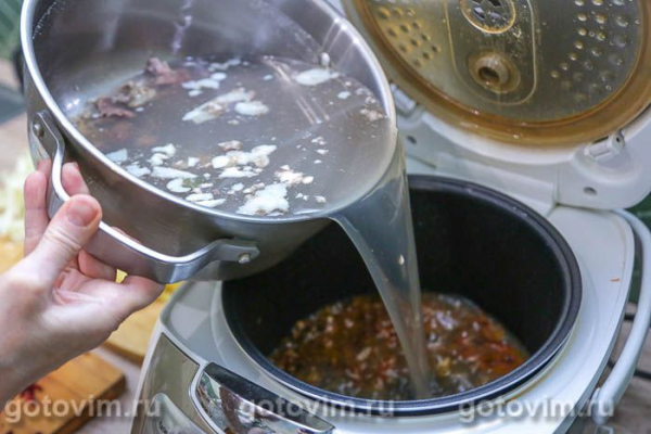 Рубиновый борщ с маринованной свёклой в мультиварке