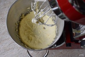 Сметанный торт с консервированными персиками