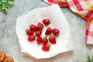 Бисквитный рулет с клубникой Бисквитный рулет с клубникой