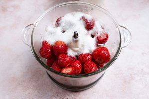 Домашнее клубничное мороженое Домашнее клубничное мороженое