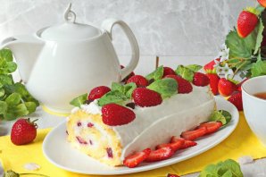 Бисквитный рулет с клубникой Бисквитный рулет с клубникой