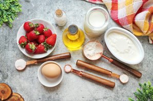 Бисквитный рулет с клубникой Бисквитный рулет с клубникой