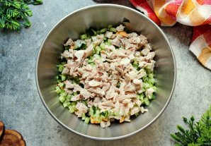 Холодный борщ с курицей и маринованной свеклой Холодный борщ с курицей и маринованной свеклой