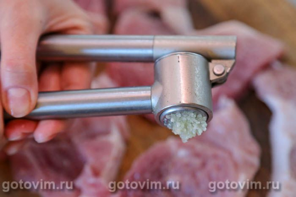 Свинина с картофелем и беконом на шпажках, запеченная в духовке