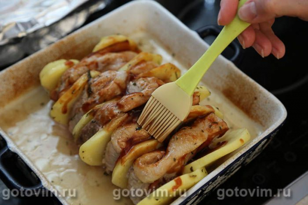 Свинина с картофелем и беконом на шпажках, запеченная в духовке