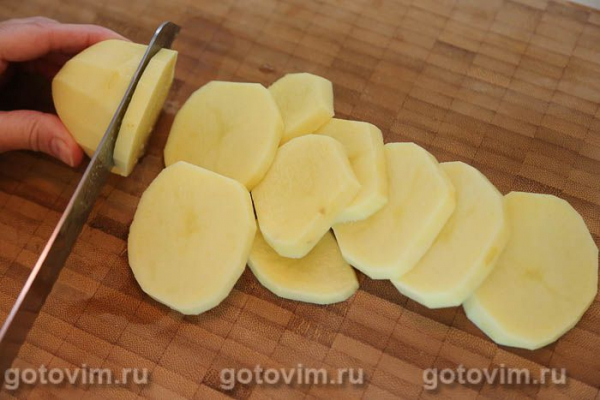 Свинина с картофелем и беконом на шпажках, запеченная в духовке