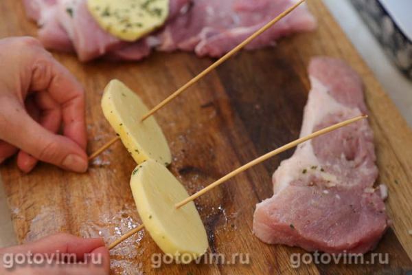 Свинина с картофелем и беконом на шпажках, запеченная в духовке