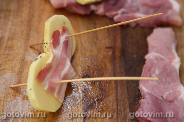 Свинина с картофелем и беконом на шпажках, запеченная в духовке