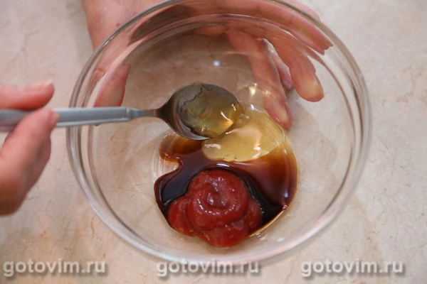 Свинина с картофелем и беконом на шпажках, запеченная в духовке