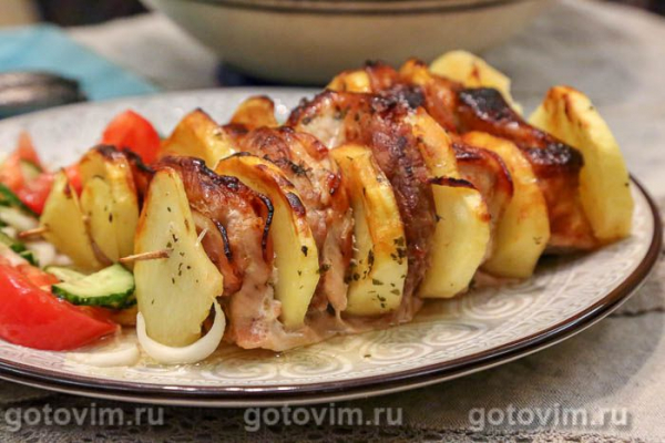 Свинина с картофелем и беконом на шпажках, запеченная в духовке
